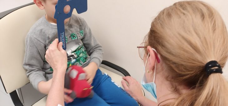 Rozpoczęliśmy realizację programu profilaktycznego „Wczesne wykrywanie wad wzroku u dzieci w wieku wczesnoszkolnym i rozpoczynających szkołę w wieku 6-9 lat”.